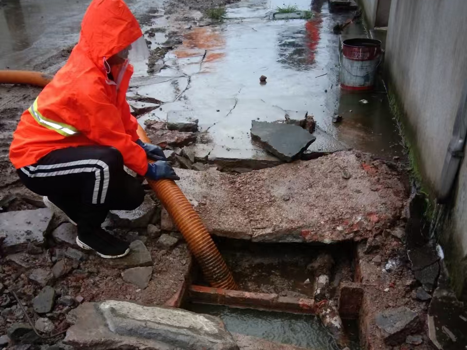 常山专业清理污水池 炜誉市政以规范流程守护城市 “肠道”