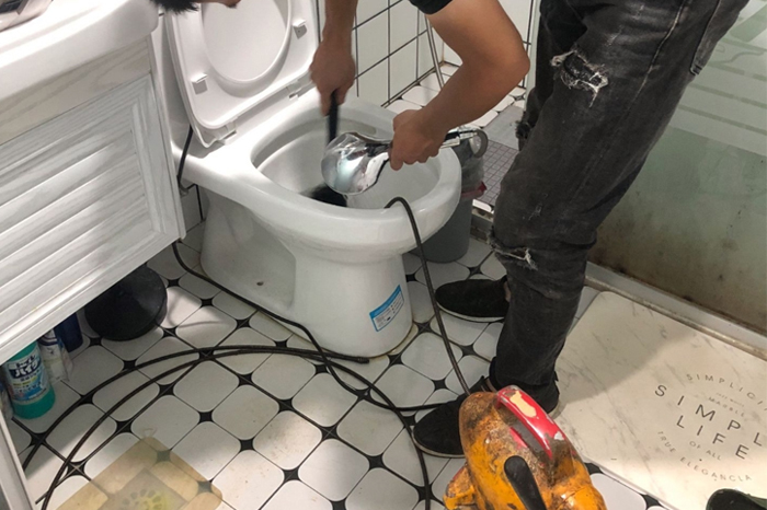 常山马桶堵塞自己疏通还是找师傅?专业上门服务让你省时更省心